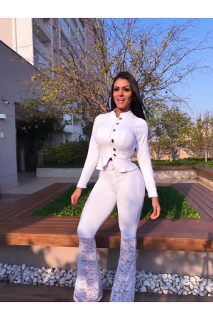 Calça em Flare com renda